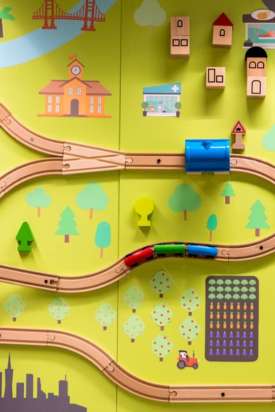 Fun ways to fill time when waiting for a train with the kids